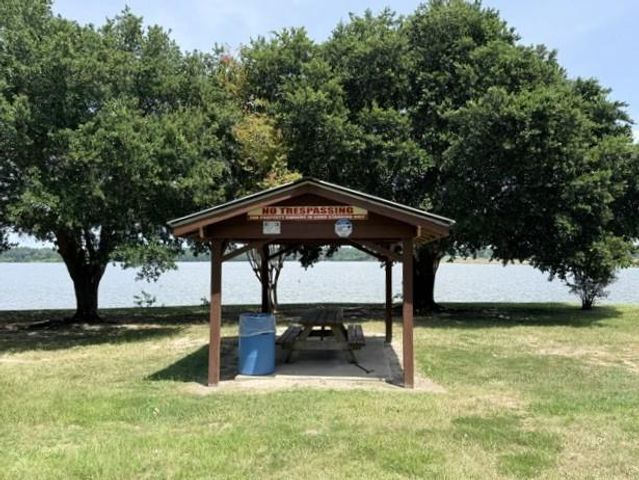 152 E Oak Shadows, Onalaska, TX 77360