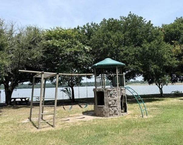 152 E Oak Shadows, Onalaska, TX 77360