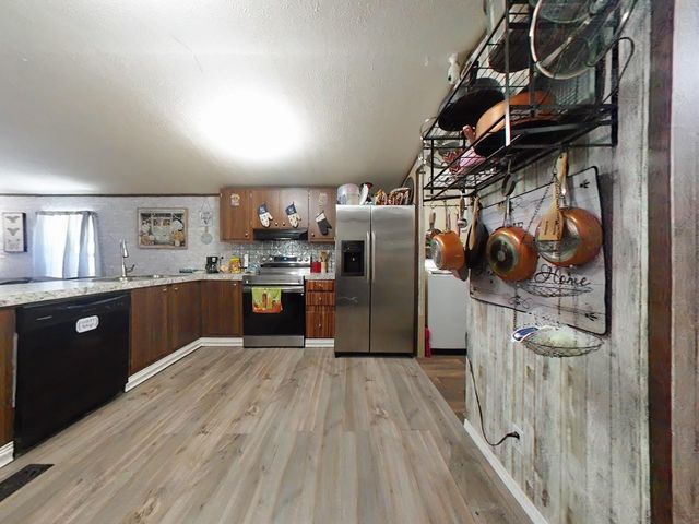 152 E Oak Shadows, Onalaska, TX 77360