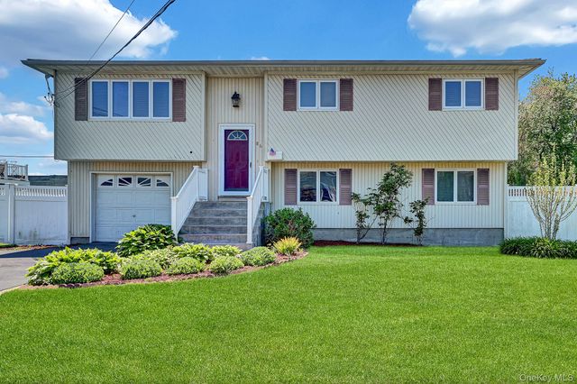 86 Paris Court, West Islip, NY 11795
