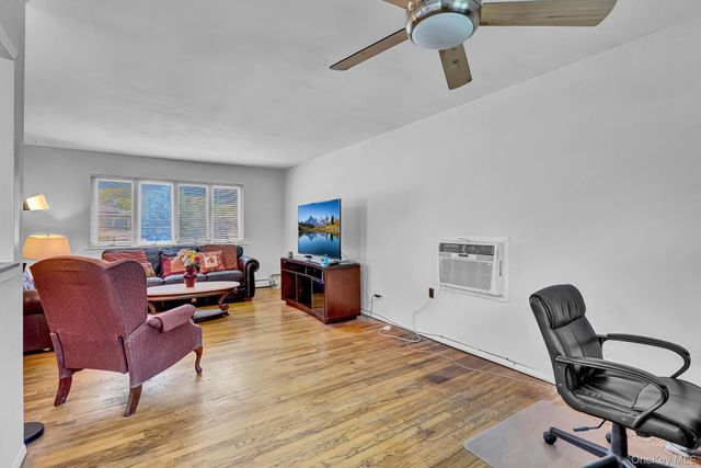 86 Paris Court, West Islip, NY 11795