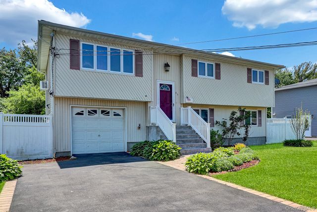 86 Paris Court, West Islip, NY 11795