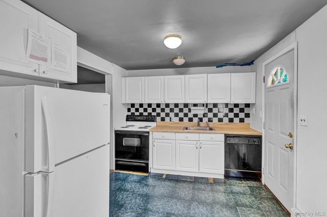 86 Paris Court, West Islip, NY 11795