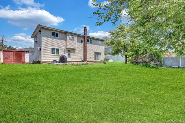 86 Paris Court, West Islip, NY 11795