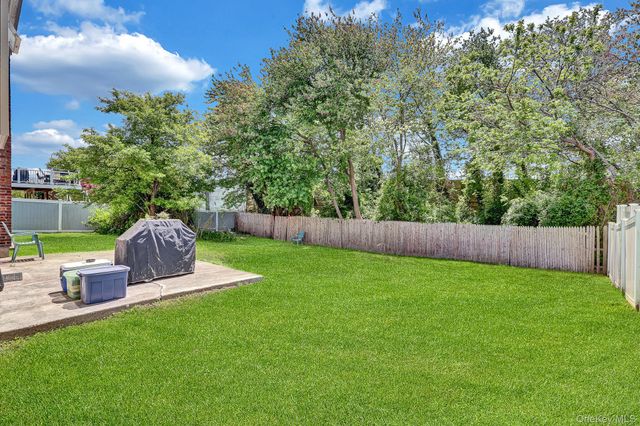 86 Paris Court, West Islip, NY 11795
