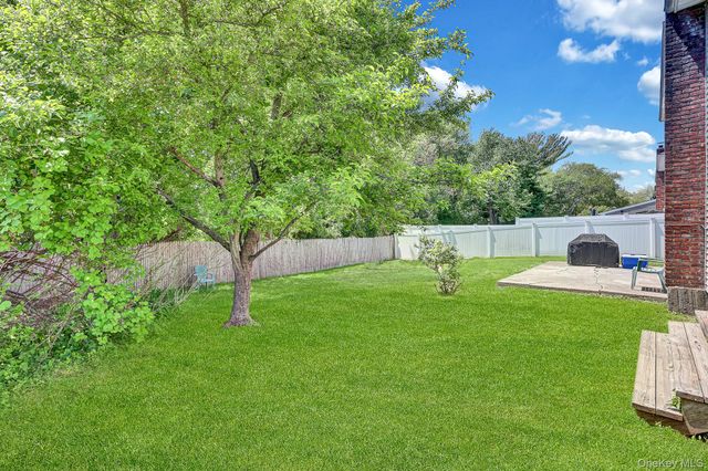 86 Paris Court, West Islip, NY 11795