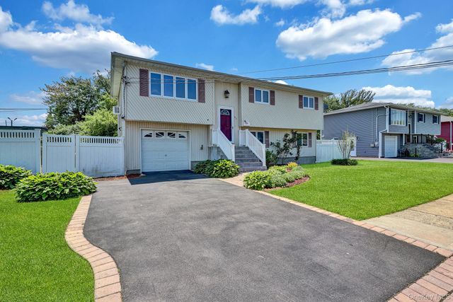 86 Paris Court, West Islip, NY 11795