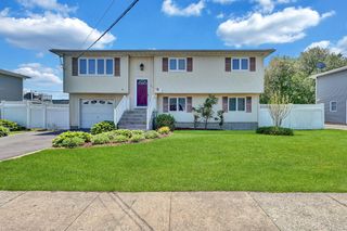 86 Paris Court, West Islip, NY 11795