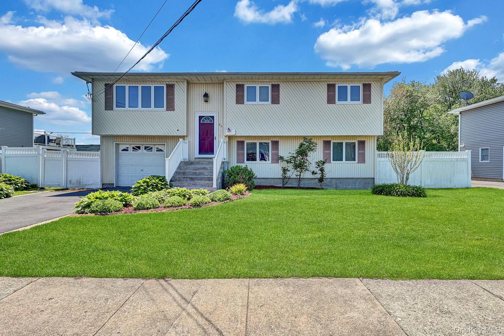 86 Paris Court, West Islip, NY 11795