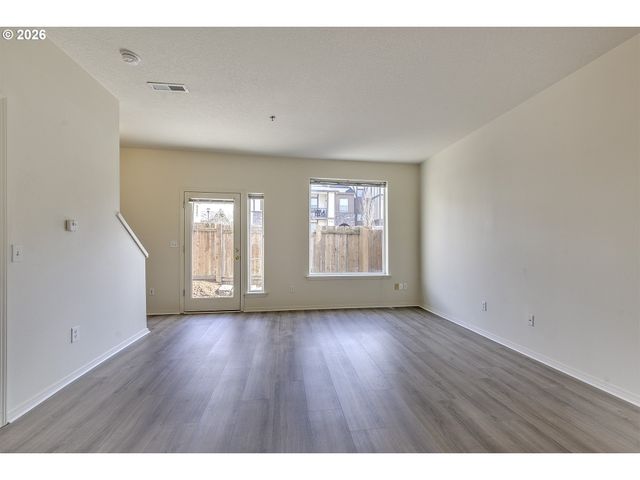 1094 Ne PERL Way, Hillsboro, OR 97006