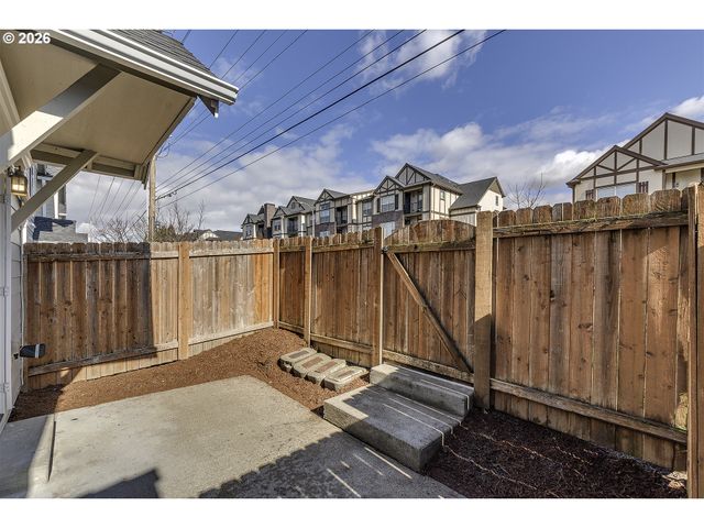 1094 Ne PERL Way, Hillsboro, OR 97006