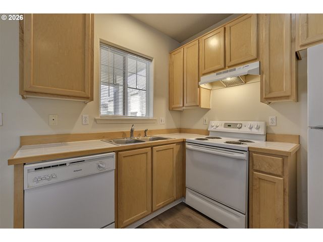 1094 Ne PERL Way, Hillsboro, OR 97006