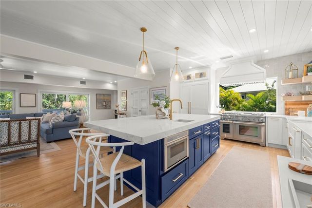 1048 Kings Crown DR, Sanibel, FL 33957