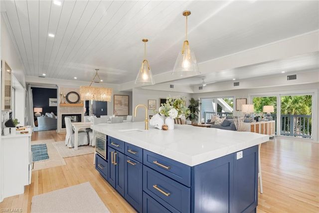 1048 Kings Crown DR, Sanibel, FL 33957
