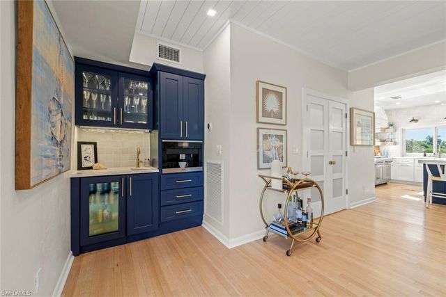 1048 Kings Crown DR, Sanibel, FL 33957