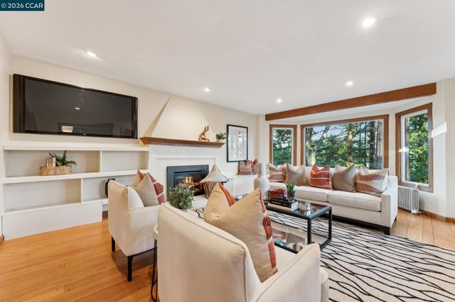 11 Los Conejos, Orinda, CA 94563