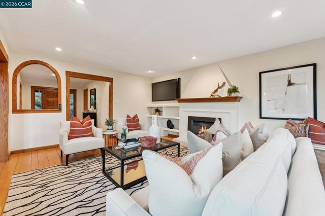 11 Los Conejos, Orinda, CA 94563