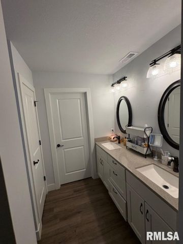 2035 CHESTNUT Street, Quincy, IL 62301