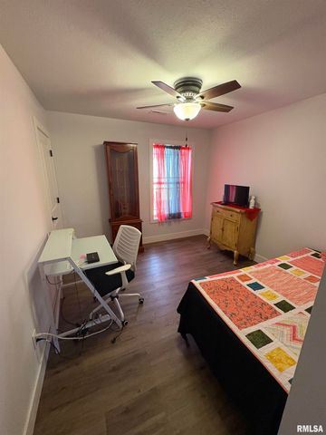 2035 CHESTNUT Street, Quincy, IL 62301