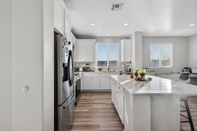 1720 Bedrock Ct, Plumas Lake, CA 95961