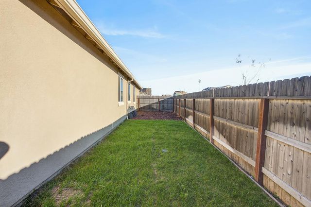 1720 Bedrock Ct, Plumas Lake, CA 95961