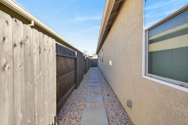 1720 Bedrock Ct, Plumas Lake, CA 95961