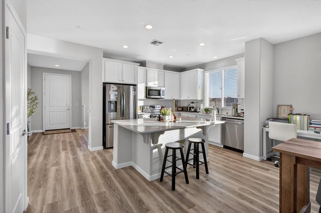 1720 Bedrock Ct, Plumas Lake, CA 95961