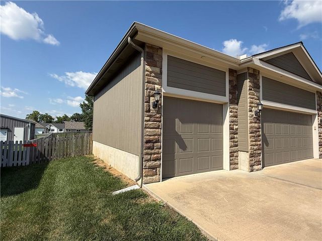 3817 SW Briarwood Oaks Drive, Blue Springs, MO 64015