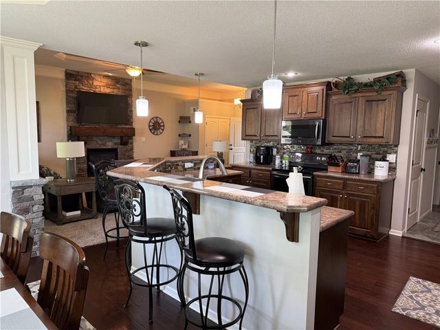 3817 SW Briarwood Oaks Drive, Blue Springs, MO 64015