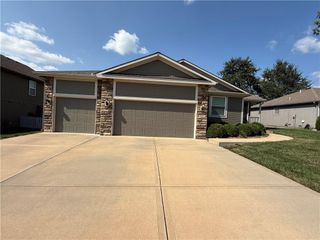 3817 SW Briarwood Oaks Drive, Blue Springs, MO 64015