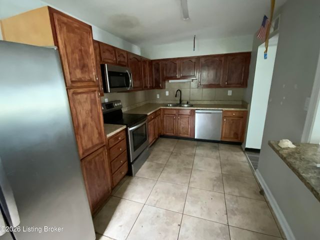 141 Meadowood Rd, Louisville, KY 40229