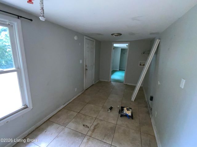 141 Meadowood Rd, Louisville, KY 40229