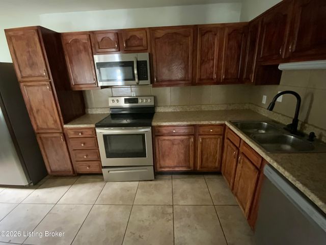141 Meadowood Rd, Louisville, KY 40229