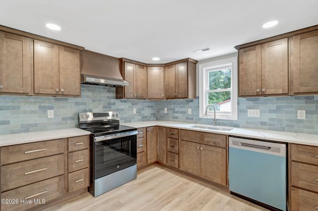 615 S Raleigh Street, Wallace, NC 28466