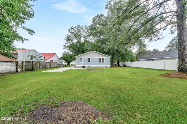 615 S Raleigh Street, Wallace, NC 28466