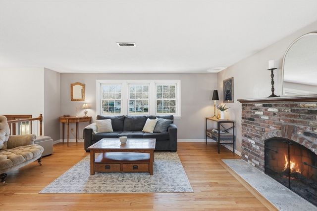 37 Woodlawn Dr, Sturbridge, MA 01566