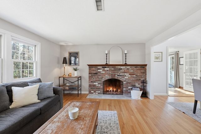 37 Woodlawn Dr, Sturbridge, MA 01566