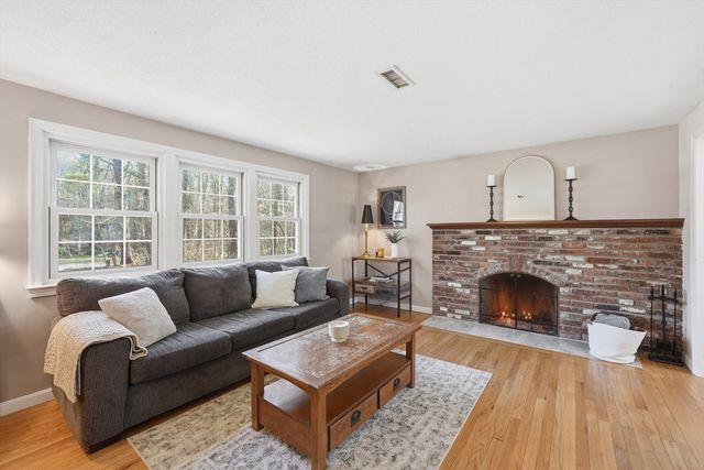 37 Woodlawn Dr, Sturbridge, MA 01566