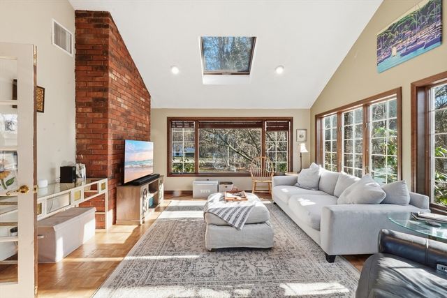 37 Woodlawn Dr, Sturbridge, MA 01566