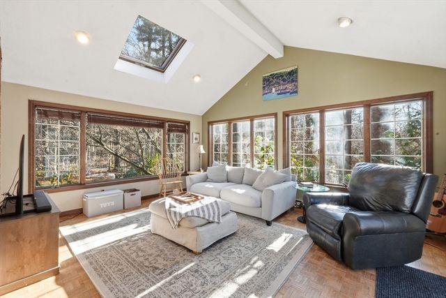 37 Woodlawn Dr, Sturbridge, MA 01566