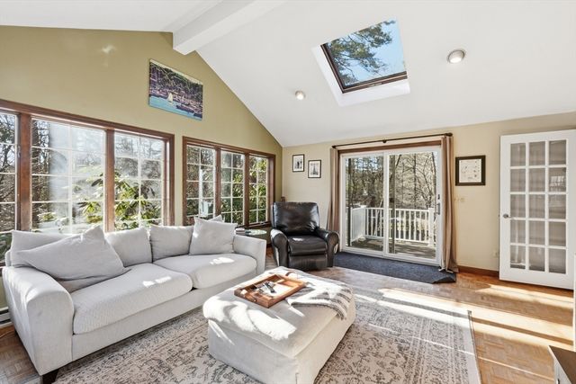 37 Woodlawn Dr, Sturbridge, MA 01566