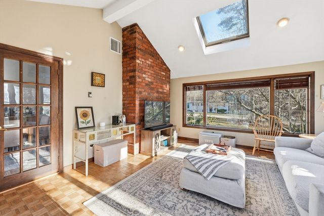 37 Woodlawn Dr, Sturbridge, MA 01566