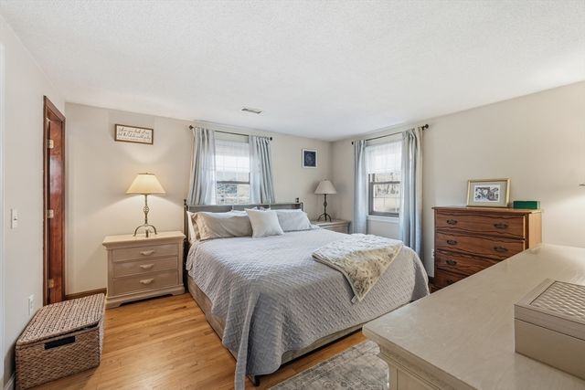 37 Woodlawn Dr, Sturbridge, MA 01566