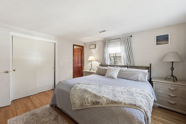 37 Woodlawn Dr, Sturbridge, MA 01566