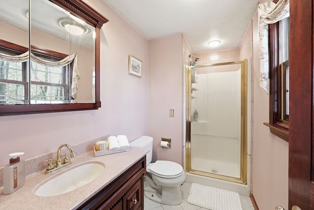 37 Woodlawn Dr, Sturbridge, MA 01566