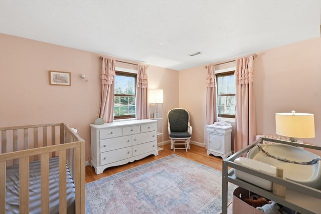 37 Woodlawn Dr, Sturbridge, MA 01566