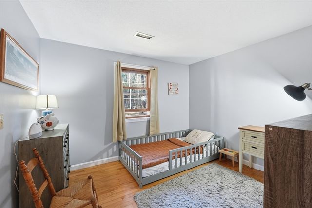 37 Woodlawn Dr, Sturbridge, MA 01566