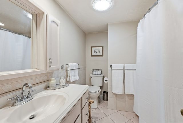 37 Woodlawn Dr, Sturbridge, MA 01566