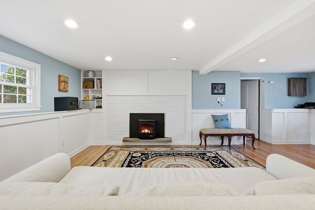 37 Woodlawn Dr, Sturbridge, MA 01566