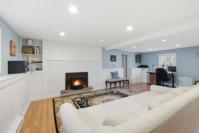 37 Woodlawn Dr, Sturbridge, MA 01566